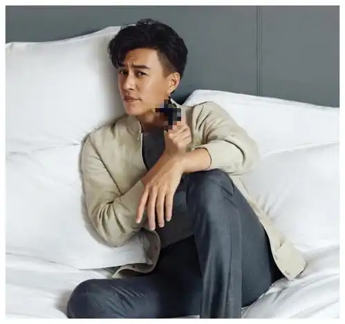 44岁靳东陪孕妇逛街,与异性始终保持安全距离,细节透露绅士风度
