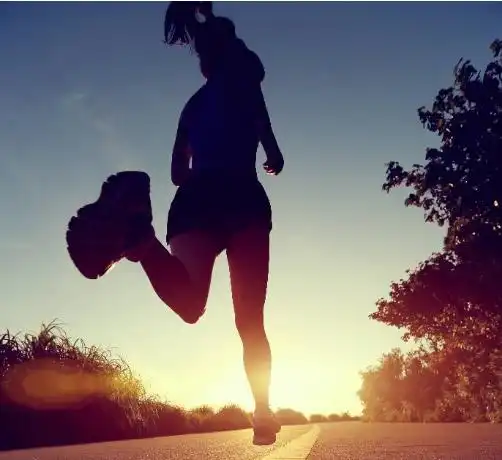 欧洲美女来中国游玩,早上晨跑就郁闷了中国男人都这样
