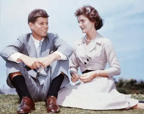 梦露风情万种唱生日歌,与肯尼迪兄弟三角私情,3人都死于非命
