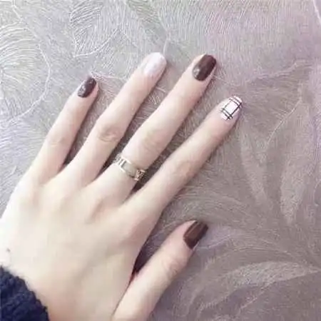 暗色系美甲图片低调又显精致感
