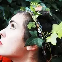 戴花的欧美女生头像气质范落花非无意却只随波流
