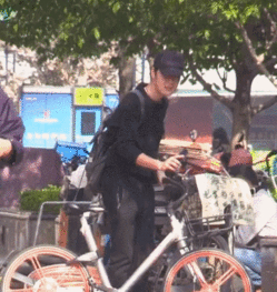 组图视帝张桐带妈妈逛路边摊骑单车看地图很接地气
