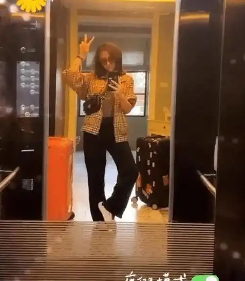 陈乔恩和小9岁男友度假穿情侣装乘坐高铁,男方对镜比耶显羞涩
