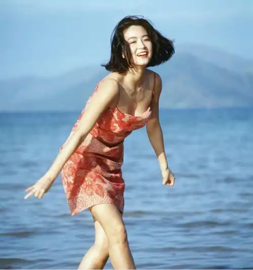 林青霞微博晒旧照这不是30年前的钟楚曦和倪妮吗
