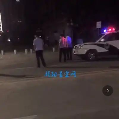 刷爆某广场上演全武行,两女生被当街群殴
