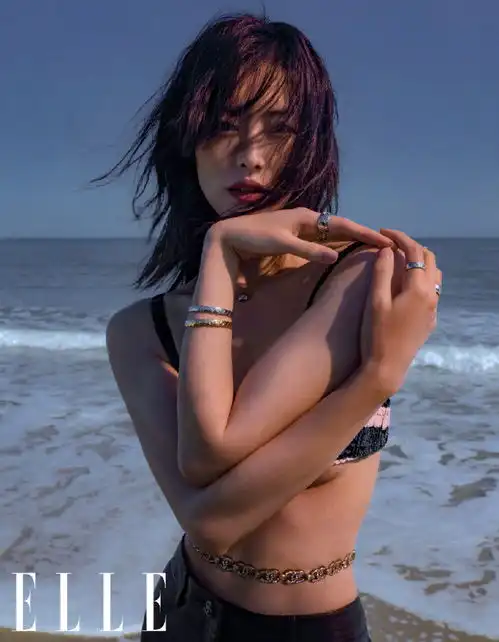 刘雯海滩时尚大片风情万种,露背缎面裙高级性感,满屏超模大牌感
