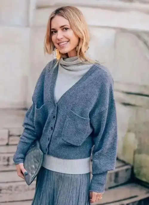 高领毛衣过时了,今年秋冬流行烟管领,时髦保暖,关键显瘦
