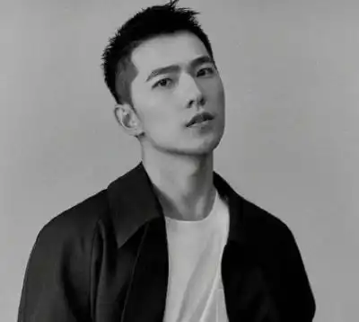 杨洋晒出住的豪宅,客厅装修以白色为主,一个人住餐厅空间却很大
