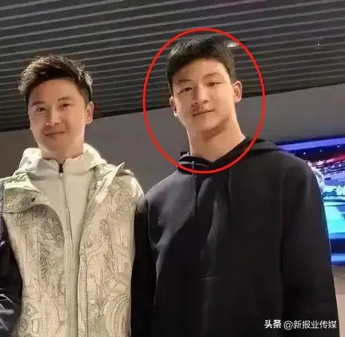 田亮晒与12岁儿子合照,网友却让他赶紧带儿子去看看医生

