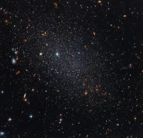 哈勃观测到宇宙黑暗中的孤独灯塔杜鹃座矮星系
