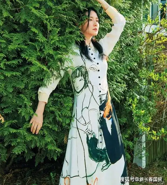 李英爱50岁近照被赞冻龄,10岁龙凤胎罕见曝光女儿长得像妈妈
