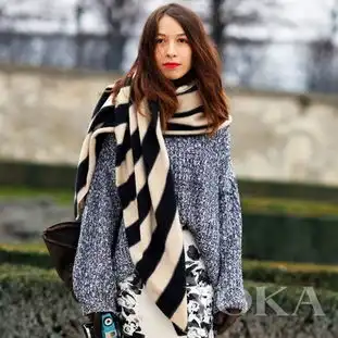 冬季围巾街拍哪些款式在街头最亮眼
