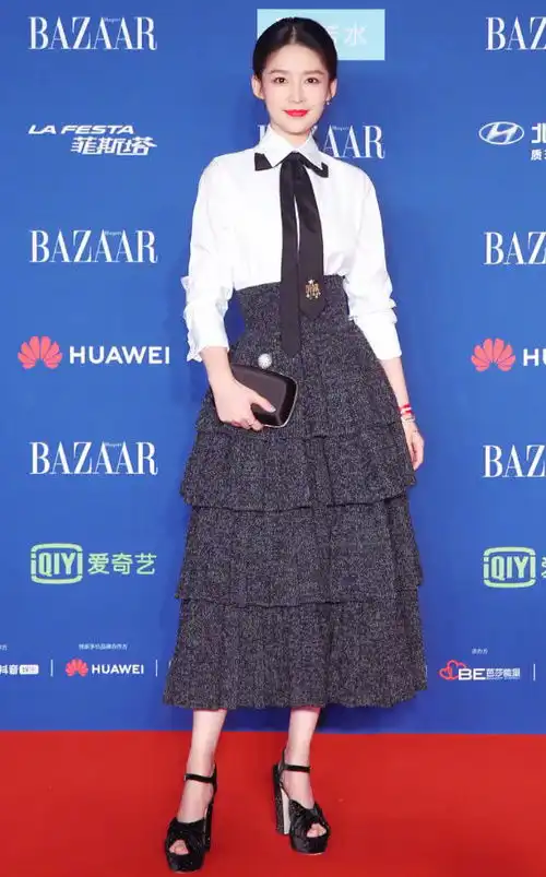 李沁身穿薄荷绿毛衣,尽显少女感,即使素面朝天也毫不畏惧
