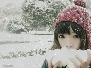 在雪地里用手捧雪玩的女生qq非主流图片qq表情党

