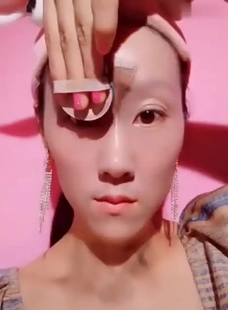 相恋五年的男友嫌弃我又黑又丑,学会化妆后,他立马求婚
