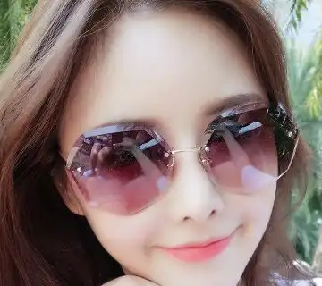 今年特流行墨镜,很适合女生出游戴,时尚潮流,很百搭
