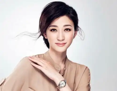 合照远离李小冉起初觉得夸张了,看了照片白瘦美白成墙皮
