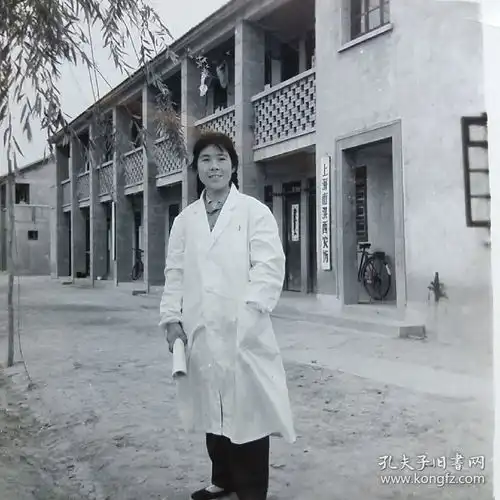 民国31年上海周医师在陪都重庆合影1张,60年代在崇明洪西农场合影及单人照6张共7张
