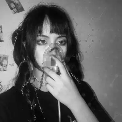 成熟简单黑白气质微信女头,有点伤感的样子
