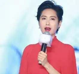 朱茵近照短发优雅,一袭红装惊艳全场
