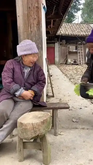 爷爷最喜欢给奶奶做粥喝,陪伴奶奶一辈子,一直生活在农村里
