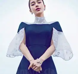 中国评论新闻baby写真妩媚伫立风情万种组图
