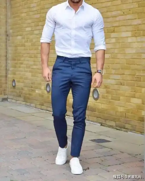 一条男士深蓝色休闲裤,搭配出4种不同质感的清爽冰凉形象
