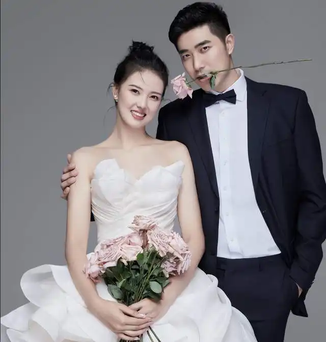 接地气张常宁吴冠希沙县小吃吃蒸饺喝粥,两双大长腿差点掀翻餐桌
