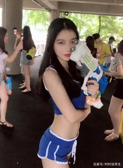 25岁韩国美女模特,凹凸身材惹人迷,与大海形成一道靓丽的风景线
