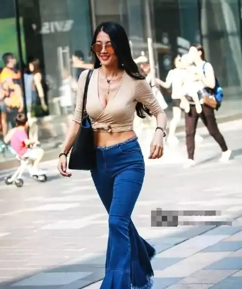 街拍小姐姐美女特好的身材真的很棒,看一眼就心跳加速
