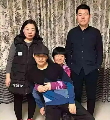 同母不同命,王宝强身家过亿,哥哥却在街边卖饼,理由让大众沉默
