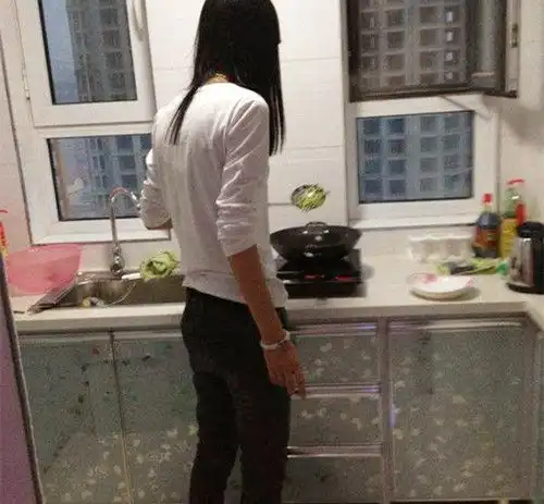 农村爷爷来看6岁孙子,妈妈熊孩子,你让我们喝了一下午厕所水
