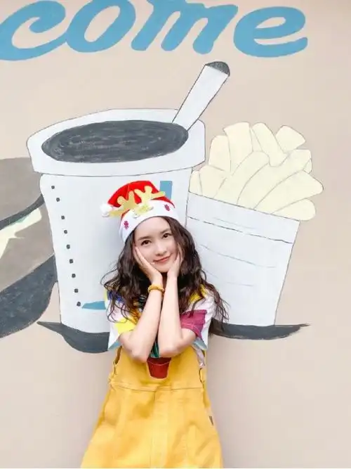 真佩服李沁现在的穿搭,一件薄荷绿毛衣,将少女感与帅气完美融合
