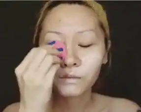 妹子素颜时被男生嘲笑长的丑,结果化妆后,男生傻眼了
