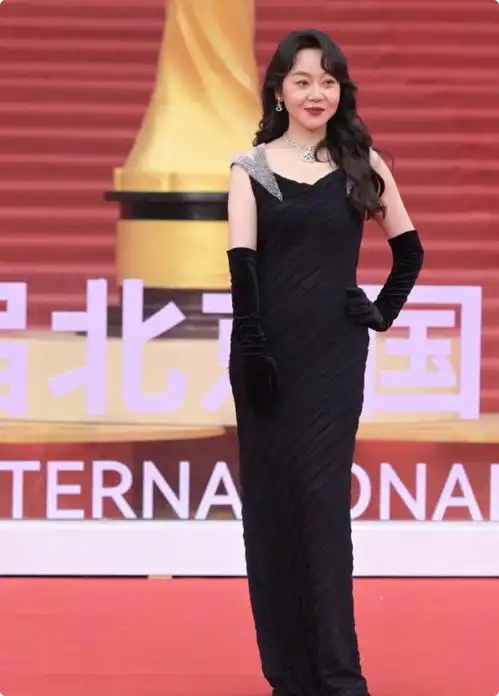 北影节闭幕红毯闫妮韵味十足,姚晨长腿抢镜,陈数蜂腰吸睛
