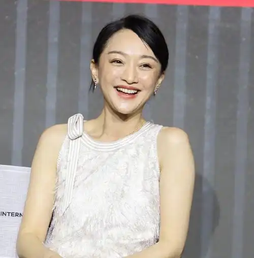 周迅穿羽毛短裙接受采访,现场生图照片曝光,眼袋肿大法令纹明显
