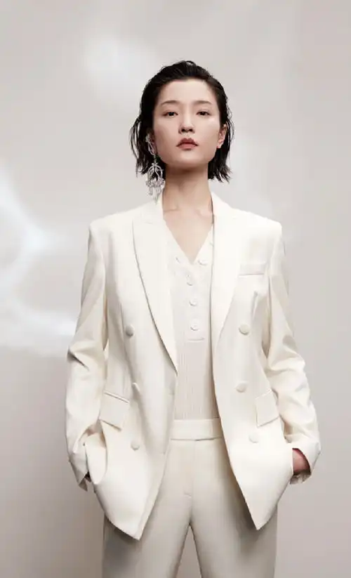 miacelebrities杜鹃杜鹃昨天参加电影如影随心发布会,一袭白色西装的她,优雅精干不失女人味,白色西装很适合她的气质,女人还是气质耐看啊她身上这套西装是来自她自己代言的ovv官方服饰你也可以尝试看白色西装,做气质美人拍摄摄影
