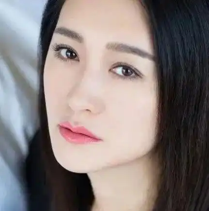 43岁的李小冉怼脸照曝光,骗了所有人,冻龄女神根本不是天生的
