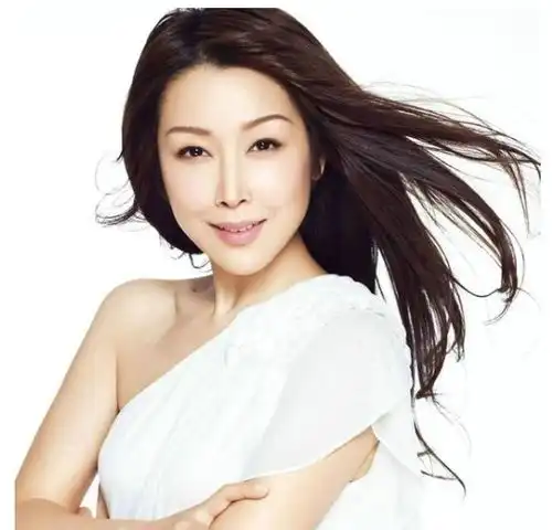 她凭一首歌力压那英,却嫁大自己10岁的二婚富豪,今47岁嫩如少女
