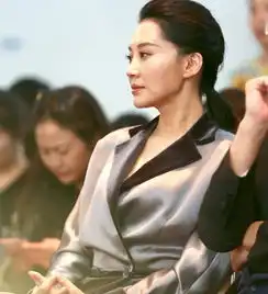 50岁的许晴皮肤水嫩看不到皱纹,颈部的细纹成了暴露年龄的关键
