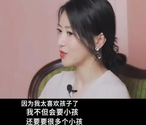 48岁陈紫函秀恩爱,戴向宇只顾玩手机态度敷衍结婚7年至今无子

