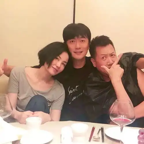 王菲与友人庆祝52岁生日,素颜与粉丝合影,法令纹深皮肤差超显老
