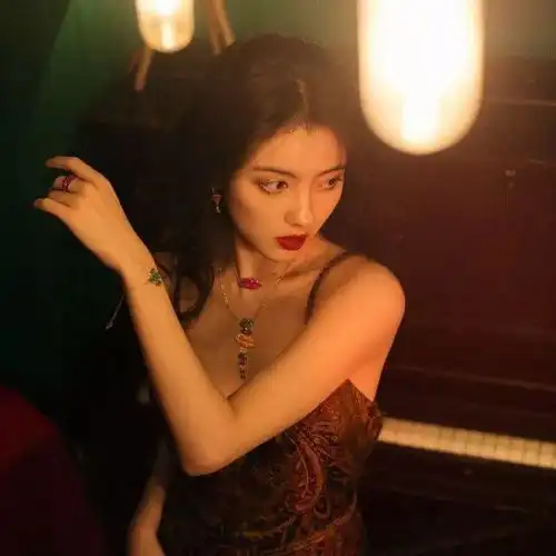 有没有一些港风干净的女孩子头像啊,就一眼万年的那种,或者可以糊一点也行
