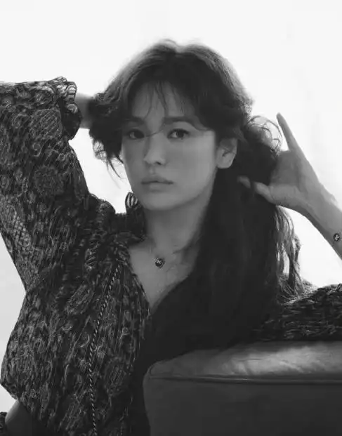 宋慧乔白色低胸铁链装惊艳清纯女神脱胎换骨性感脏化太突破
