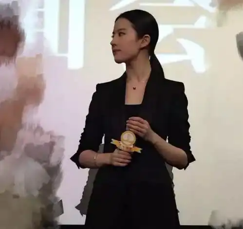刘亦菲分手后再现身,不到一个月就瘦成了这样
