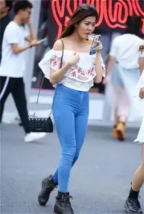 街拍美女戴墨镜的小姐姐穿紧身裤,诠释什么叫优雅女人范
