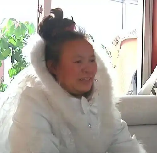 山东50岁大妈,无论冬夏都穿着婚纱,被村民嘲笑,背后故事很感人
