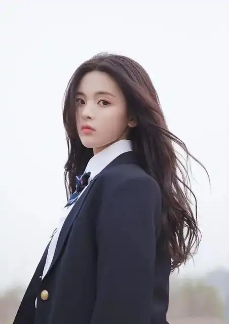 风情万种,魅力十足的杨超越
