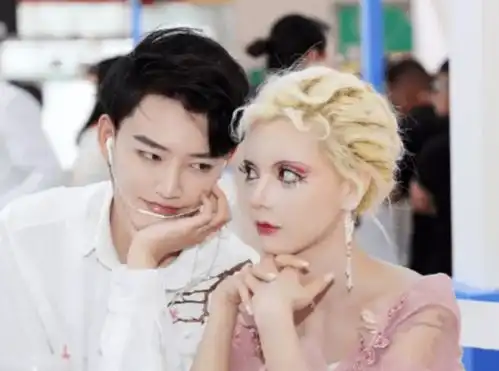 真人芭比迪丽拉过度整容,吃饭都要小口喂,网友直呼塑料人
