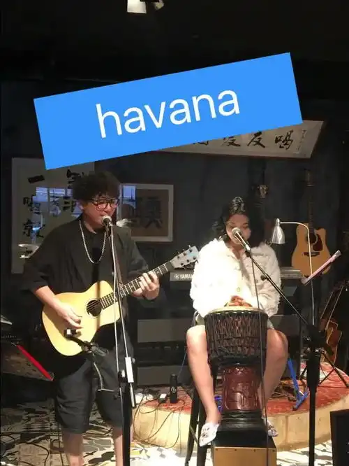 帅哥美女吉他弹唱havana,美女嗓音太好听了
